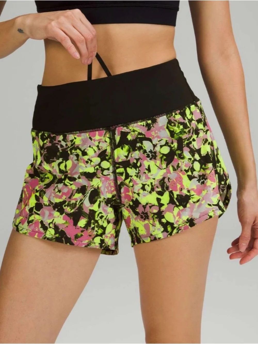 Lululemon Speed Up Mid-Rise Lined Short 4"
Inflected Highlight Yellow Multi Sz 6